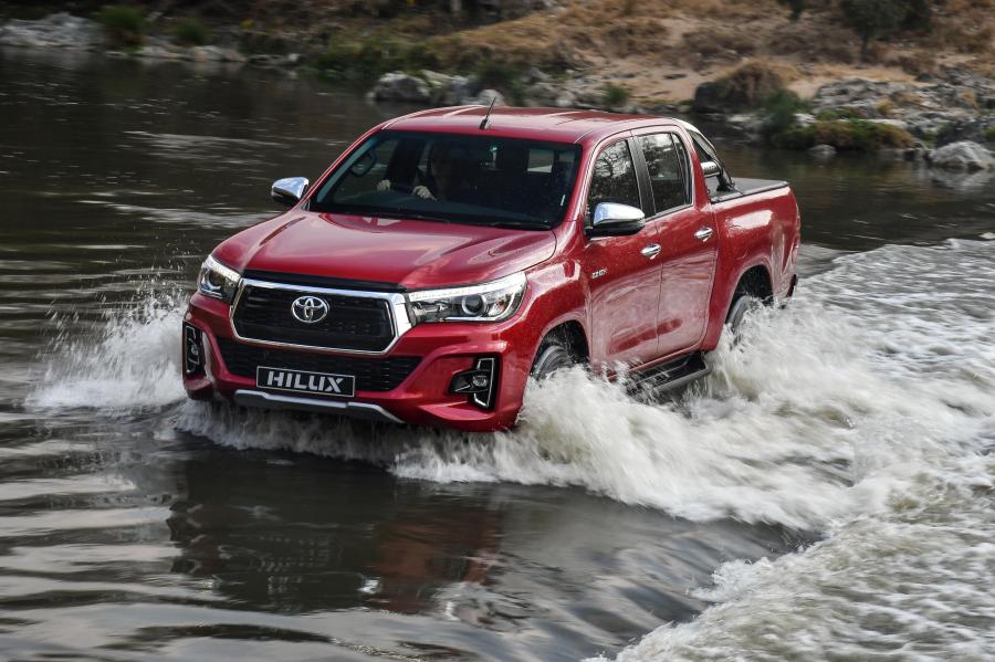  Toyota Hilux 4x4 Raider Double Cab 2018 года  (ZA) (фото 17 из 40)